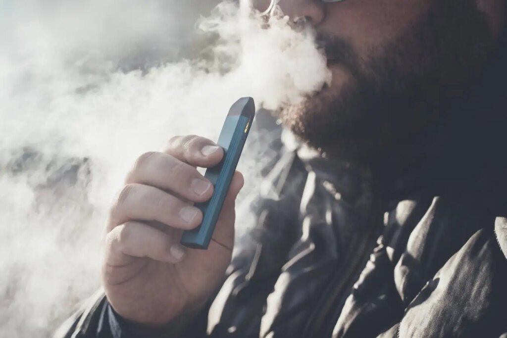 Link Between E-Cigarette Use After Quitting Smoking and Lung Cancer Risk