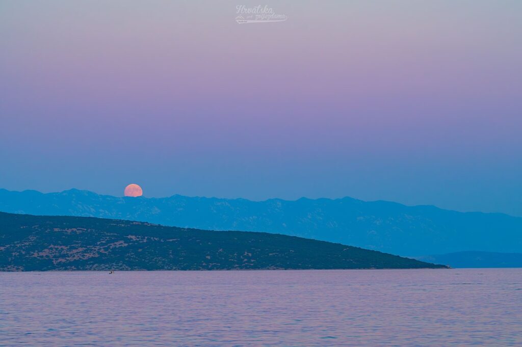 APOD August 1, 2026: Buck Moon and Belt of Venus