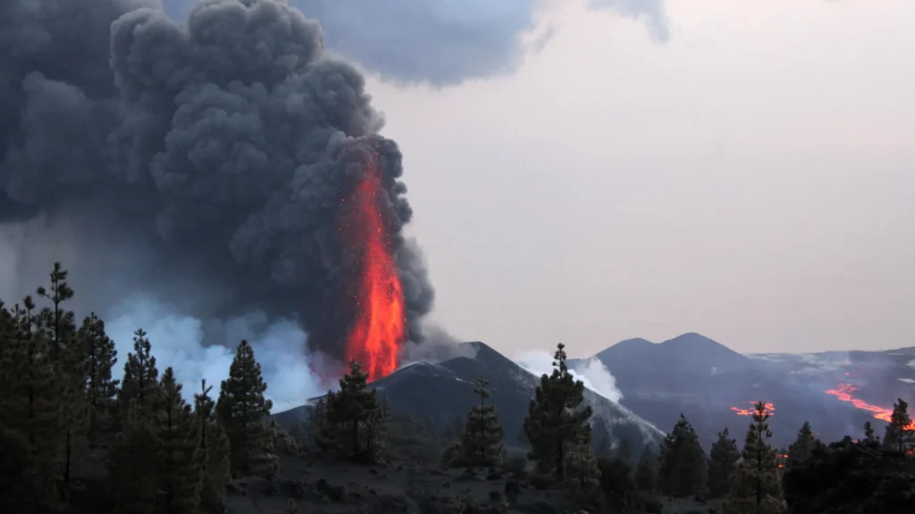 Superheated Magma Could Fuel Towering Lava Fountains During Volcanic Eruptions