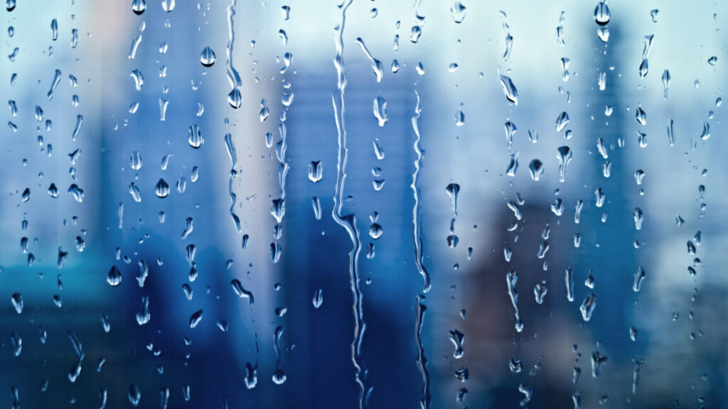 Study Finds Raindrops Create Tiny Lightning Bolts That Corrode Cars