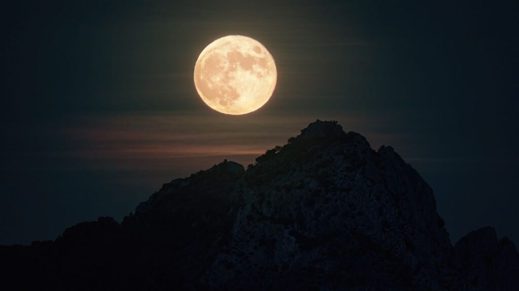 Watch the Hunter’s Moon Rise This Weekend Before Four Consecutive Supermoons Appear